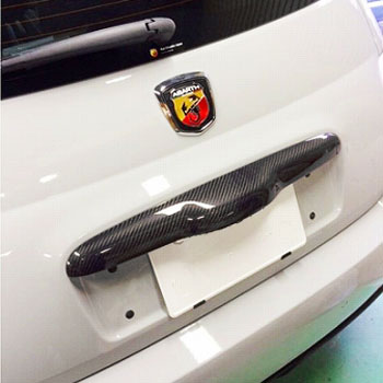 ABARTH 500カーボンリアゲートハンドルカバーby THREE HUNDRED