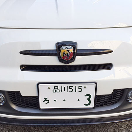 ABARTH 500カーボンフロントインテークカバーby THREE HUNDRED