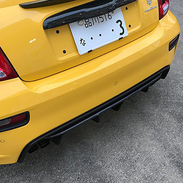 ABARTH 595(シリーズ4)カーボンリアバンパーインサート by THREE HUNDRED